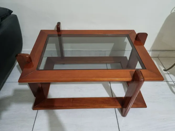 Mesa de centro na cor mogno