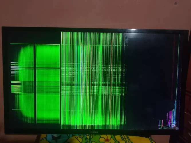 Tv Samsung com defeito na tela por causa de uma pancada queimou a tela 