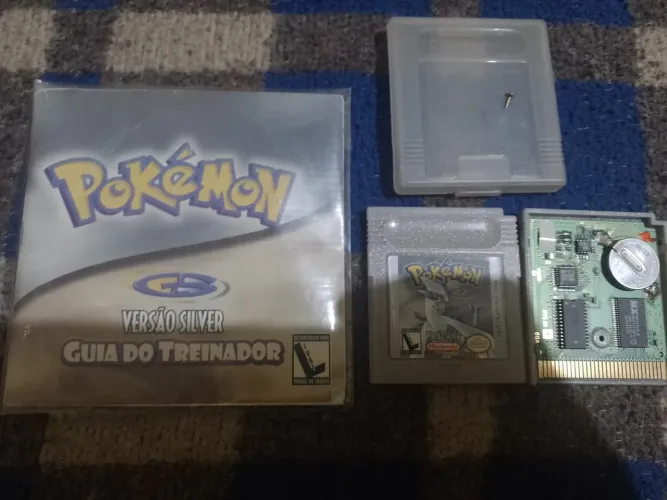 Vendo a fita original do Pokémon com o manual