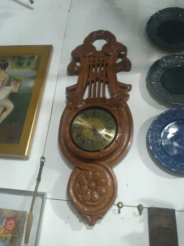 Relógio de Parede Entalhado em Madeira 