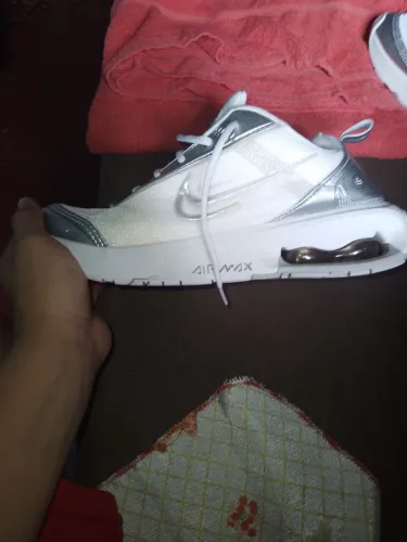 Vendo tênis air max original bom pra fazer corrida novinho sem marca de uso.              