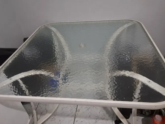 MESA DE VIDRO 4 CADEIRA  COM FURO PRA GUARDA SOL  OU AREA DE PISCINA OU SACADAS