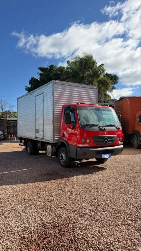 MB Accelo 815 ano 2016 com baú