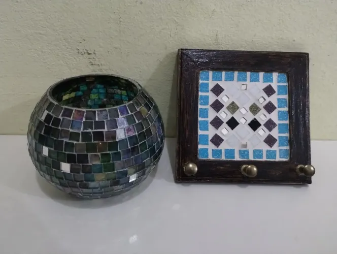 Conjunto de Porta Chaves 12x12 cm e Vaso para vela 9x6 cm em Mosaico.