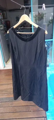 Vestido preto em microfibra 48, forrado com detalhe em cetim na gola