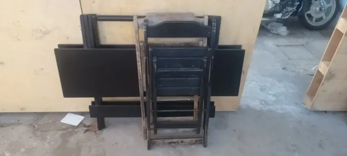 Mesa dobrável de madeira (grande) acompanha duas cadeiras gratis