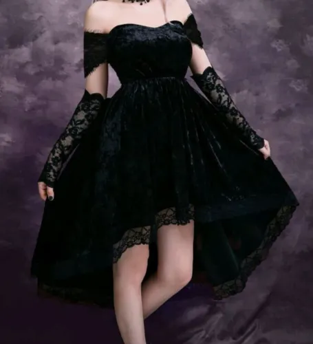 Vestido Preto em Veludo com Renda P