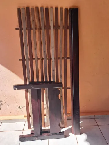 Vendo Cama de Solteiro - MADEIRA PURA.