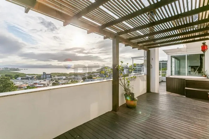 Cobertura à venda com 3 dormitórios, 153 m2 de área útil por R$ 1.890.000,00 no Itacorubi,
