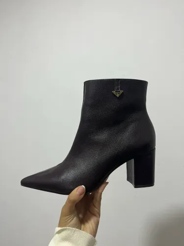 Vende-se bota cano curto na cor bordô. Usava apenas 1x em show sentada 