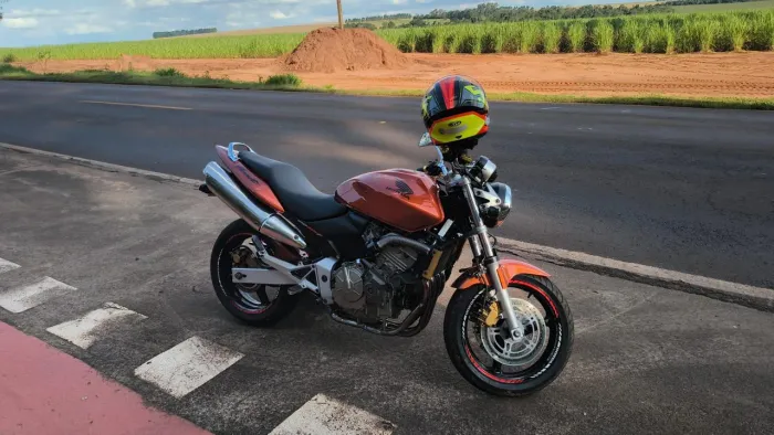 Vendo Hornet 600 só pegar e andar documentação em dia.