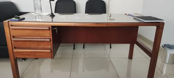 Mesa de Escritório/Consultório em Madeira Maciça com Tampo de Vidro (3 Gavetas)