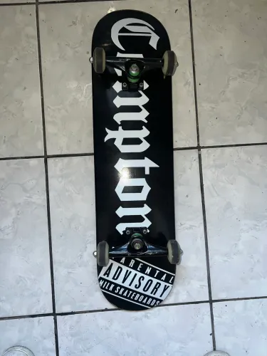 Skate profissional com shape de Maple da Compton