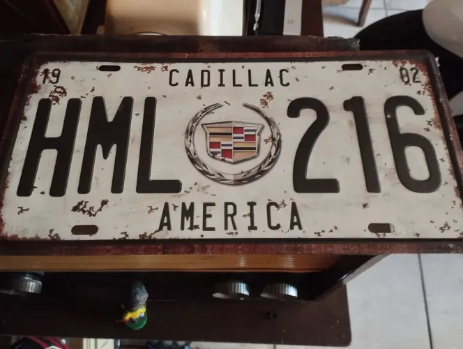 Placa antiga Cadillac de metal.