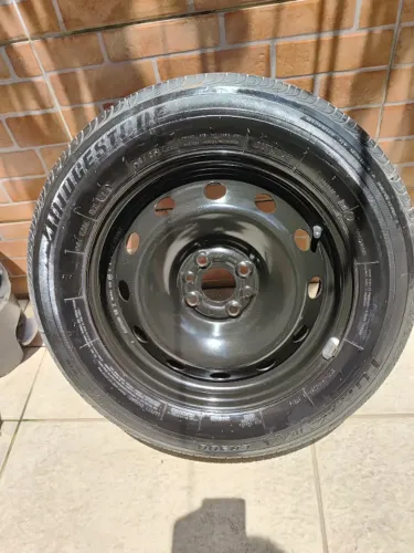Roda nova com pneu novo onix 2017 aro 15 conforme fotos