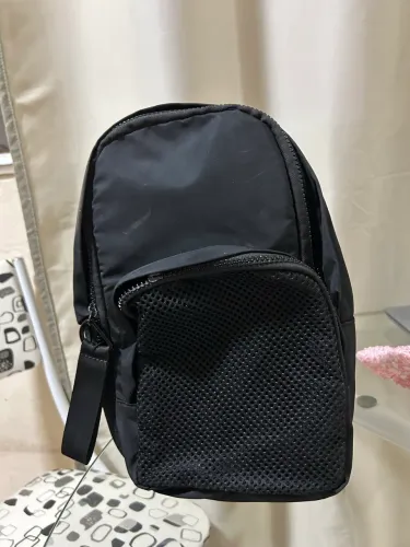 Mochila média preta com ótimo espaço usada somente 1 vez!