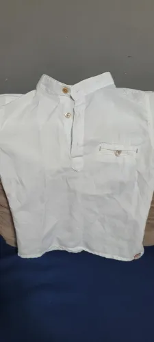 Camisa branca com botões e gola padre