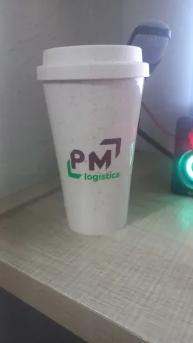 Copo térmico personalizado com a marca "PM logística"
