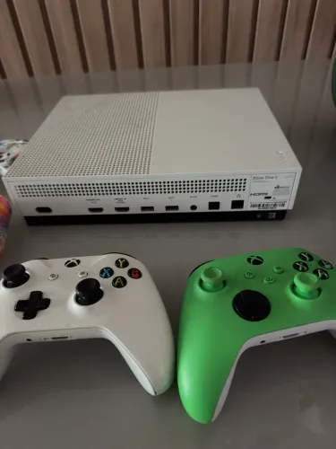 ? Xbox One S 1TB + 2 Controles.