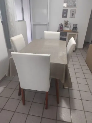 Vendo mesa com 4 cadeiras 