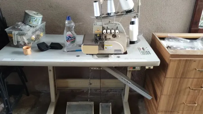 Máquina de costura overclock e interlock
