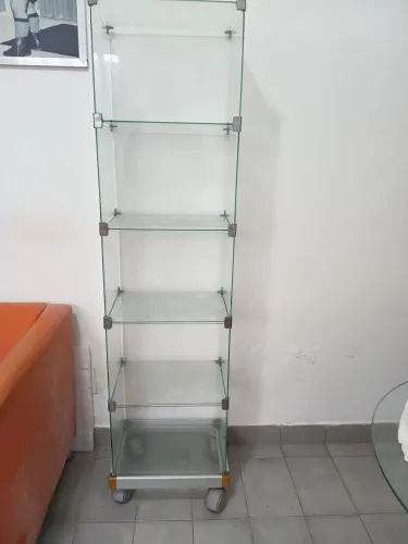 Prateleira de vidro com rodinhas