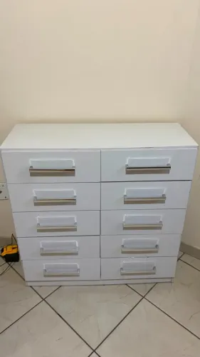 Cômoda branca com 10 gavetas