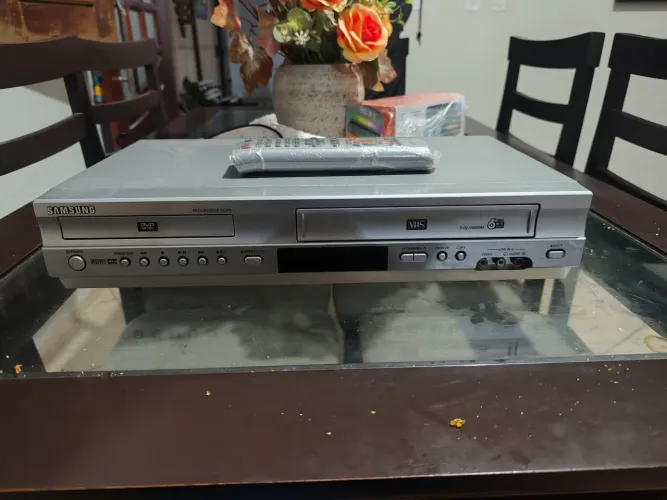 Item de colecionador dvd e vhs (duplo) com controle original novo