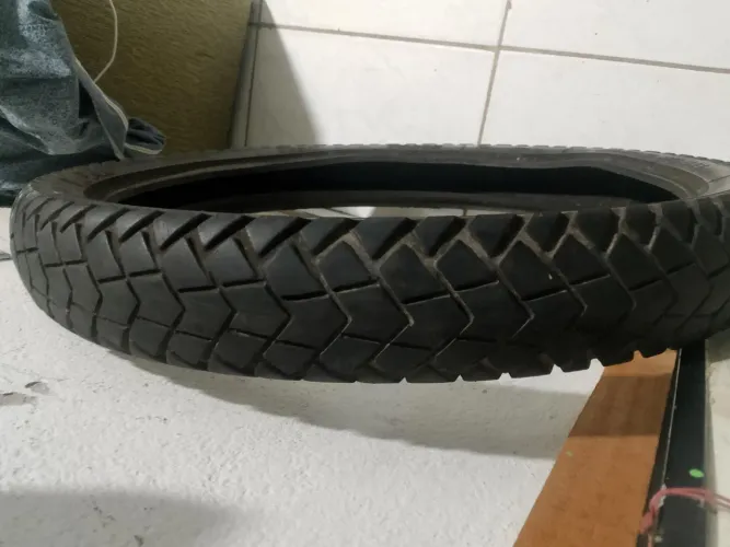 Pneu XRE 300 dianteiro