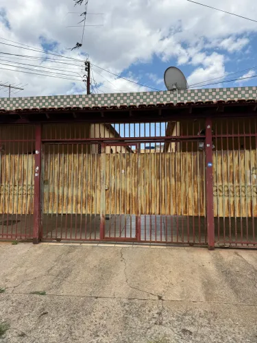 ALUGO CASA 3 QUARTOS COM GARAGEM - BEM LOCALIZADA