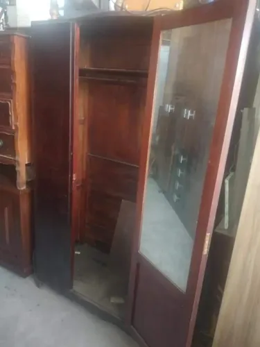 Guarda roupa Antigo madeira maciça em bom estado. 