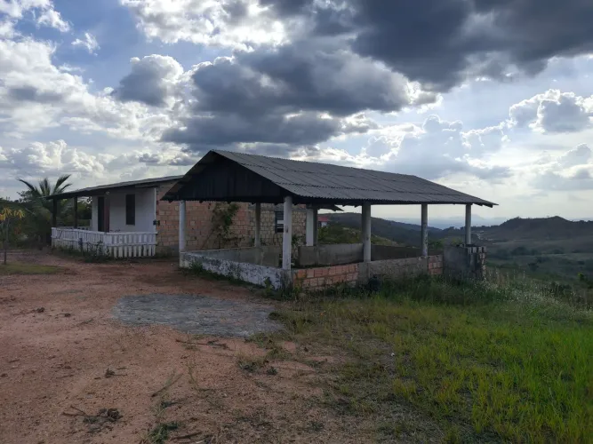 Vende-se linda casa na Vila do Tepequém
