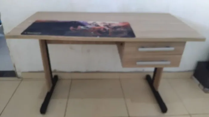 Mesa de computador/escrivaninha 2 gavetas.