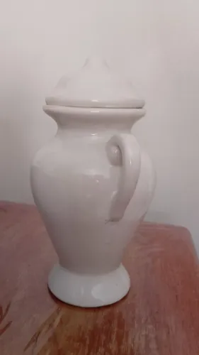 quartinha com asa de louça ou porcelana branca