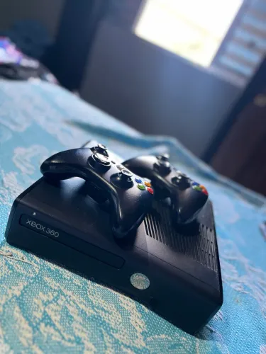 Xbox 360 Slim (NÃO LIGA) + 2 Controles Originais (PARA PEÇAS)