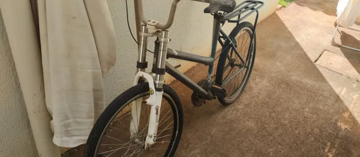 Bicicleta + caixa com peças