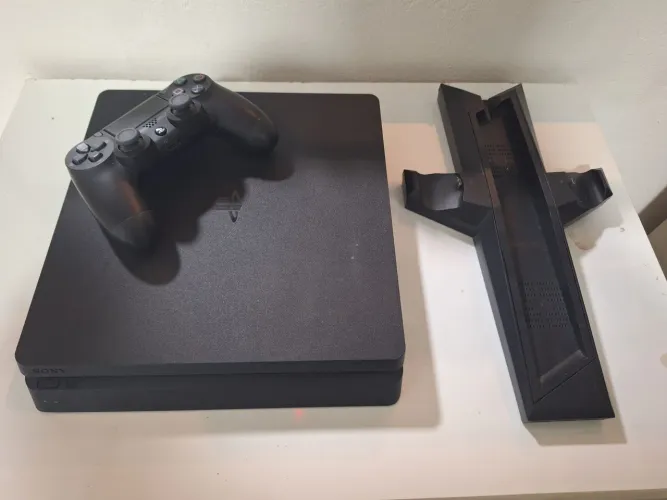 PS4 Slim 1TB + 1 Controle + 8 Jogos + Base Vertical
