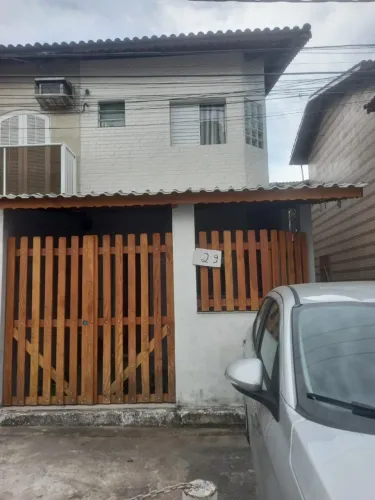 Portão e grades de madeira