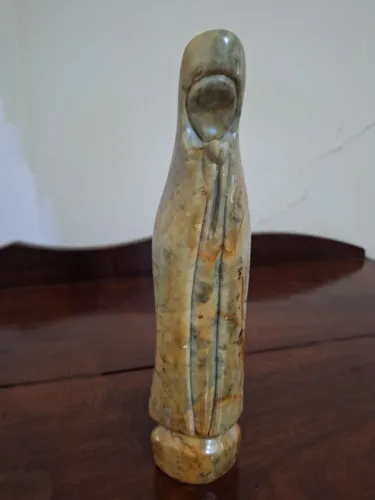 Imagem de santa (feita em pedra)