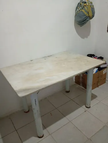 Vende-se uma mesa com tampão de mármore de 6 lugares . Obs não tem as cadeiras