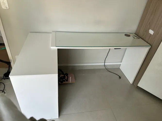 Mesa branca de canto com gavetas pra estudo