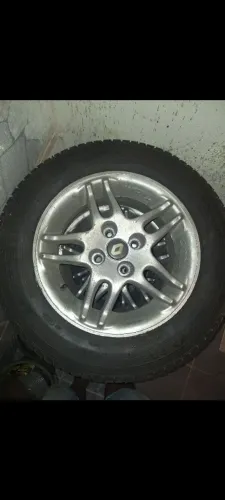 Roda aro 14 com pneus 185/65 r14. não parcela e nem recebe  pela Olx e nao entrego.