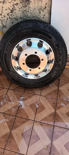 Vendo roda com pneuem Alumínio aro 17,5 6 furos