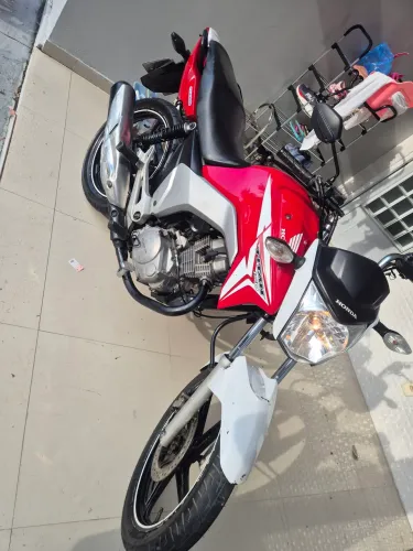 Vende-se titan 150 ano 2014.. documento ok no ponto da transferência ... zap *