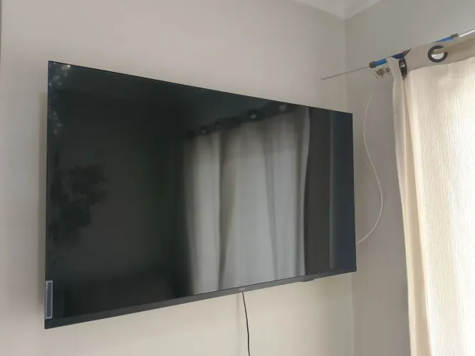 Televisão 1 ano de uso tá zerada