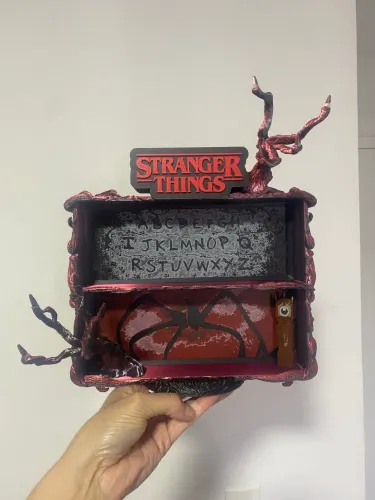 Expositor Stranger Things bicolor adaptado (@p3d.blumenau)