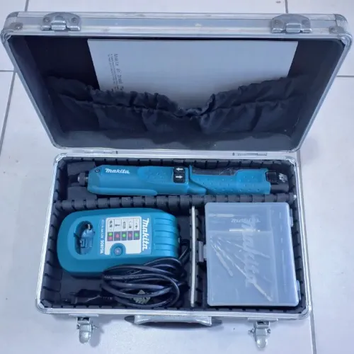 Parafusadeira Makita 7.2V 2 c/ Bateria, Carregador e Maleta