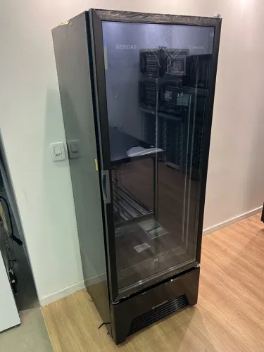Geladeira expositora para bebidas 400 litros Metalfrio