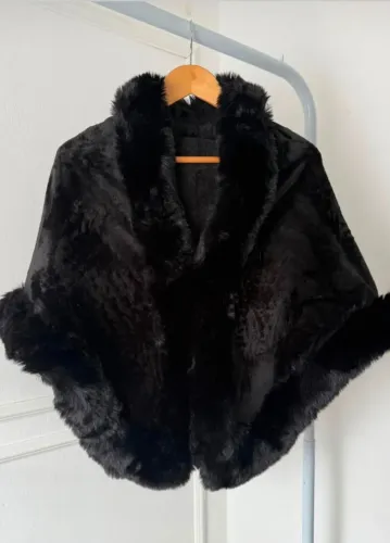 Estola / Capa de Pelo Preta À VENDA! 