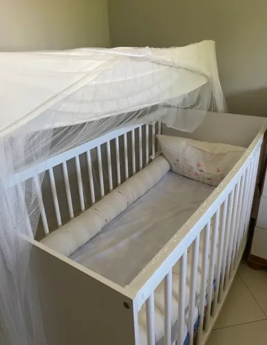     Berço de Bebê Branco com Colchão
